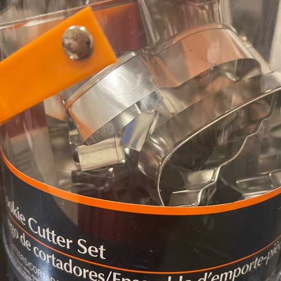 Wilton Halloween SET Cookie Cutter Set of 18, 3 Stencils, 4 Graduating Pumpkins! - Picture 8 of 9